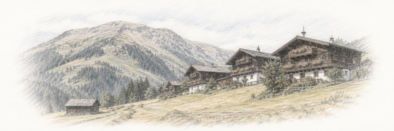 Dunkle Holzhäuser mit blumengeschmückten Balkonen am Sonnenhang von Alpbach, links offene Mähwiesen, dahinter der Rücken des Wiedersbergerhorns.