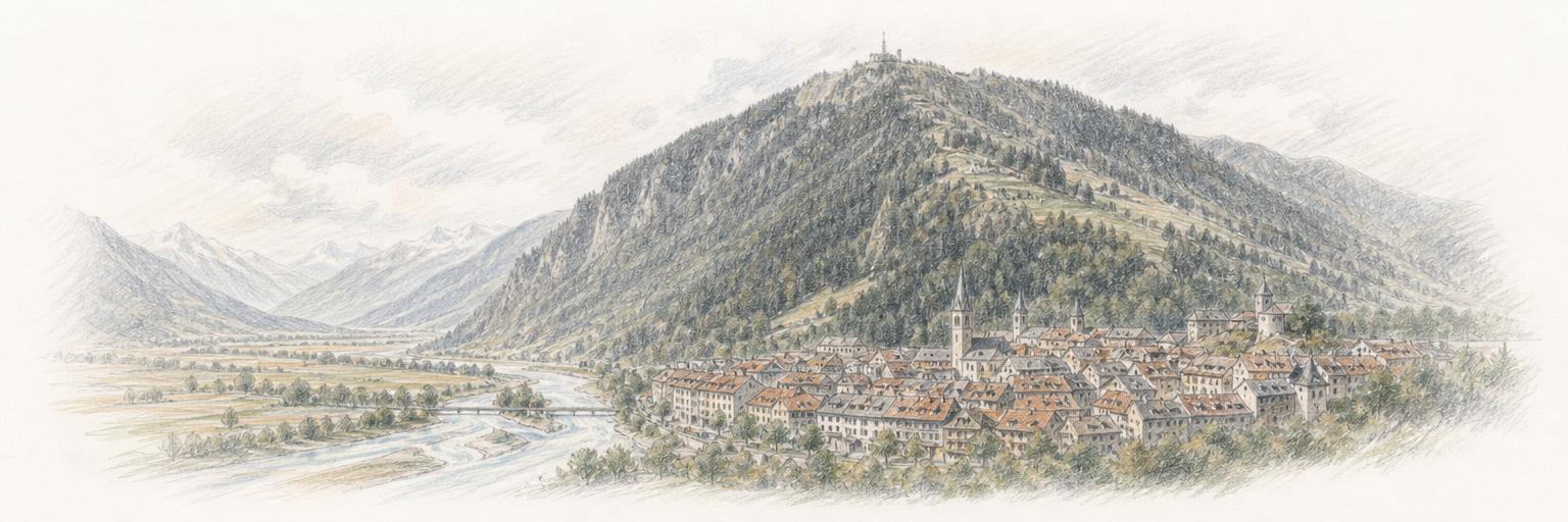 Farbstiftzeichnung von Churs Altstadtdächern im Talboden, dahinter der bewaldete Hausberg Brambrüesch, der direkt über der Stadt aufsteigt.