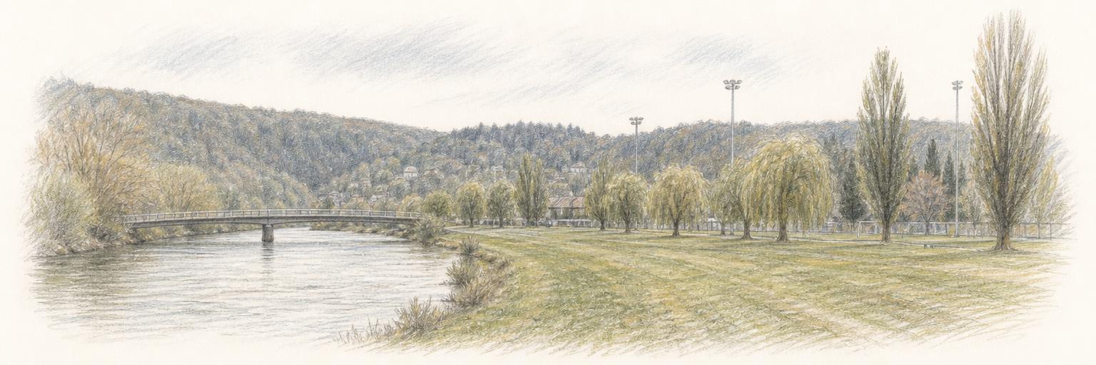 Croquis du Deich à Ettelbruck : la passerelle basse sur l'eau à gauche, le terrain de football et sa rangée de saules au milieu, et les coteaux boisés de la vallée de la Sûre au fond.