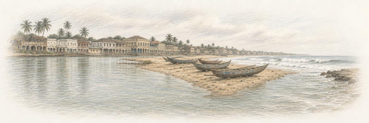 L'embouchure où la lagune Ouladine rejoint l'océan Atlantique à Grand-Bassam, avec des pirogues de pêche n'zima sur le sable et les façades coloniales du quartier France au loin.