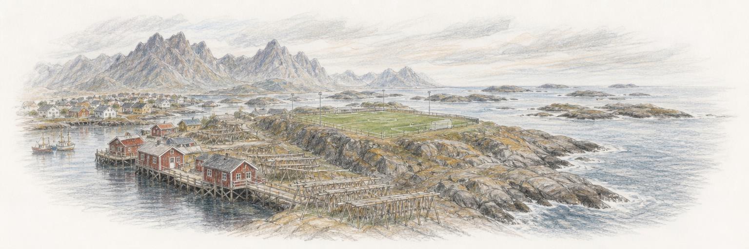 Fotballbanen i Henningsvær på tuppen av Hellandsøya, omgitt av sjø, med røde rorbuer og fiskehjeller i bakgrunnen.