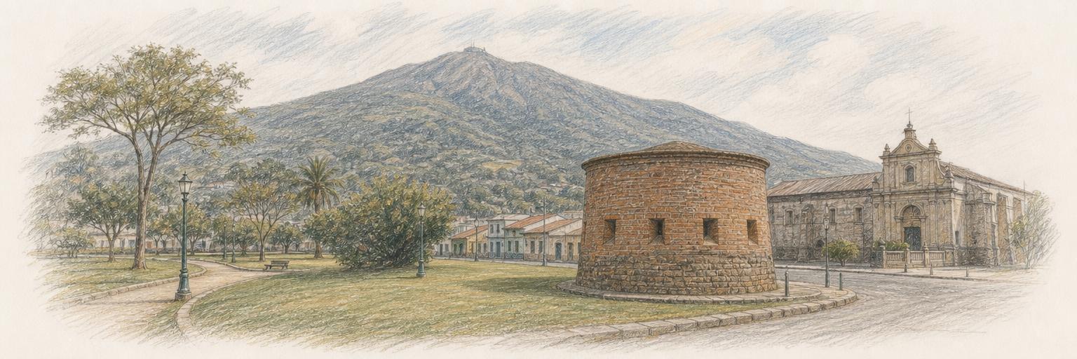 El Fortín, la torre de ladrillo de 1876 en la esquina del Parque Central de Heredia, con la iglesia de la Inmaculada Concepción al lado y el macizo boscoso del volcán Barva al fondo.