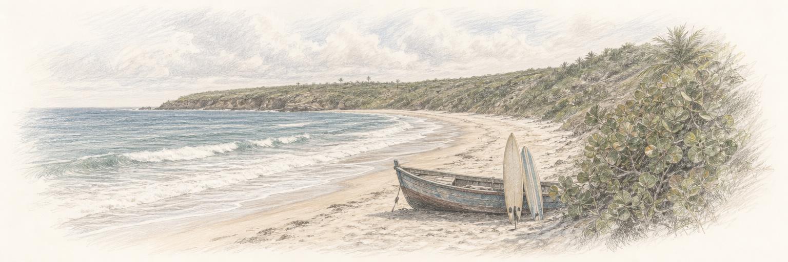 La bahía en herradura de playa Macao, con las olas del Atlántico, una barca de pescadores en la arena y el cabo cubierto de uvas de playa a la derecha.